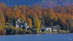 Schloss im Herbstwald