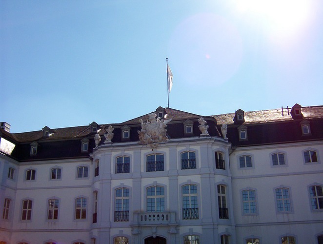 schloss im sonnenlicht