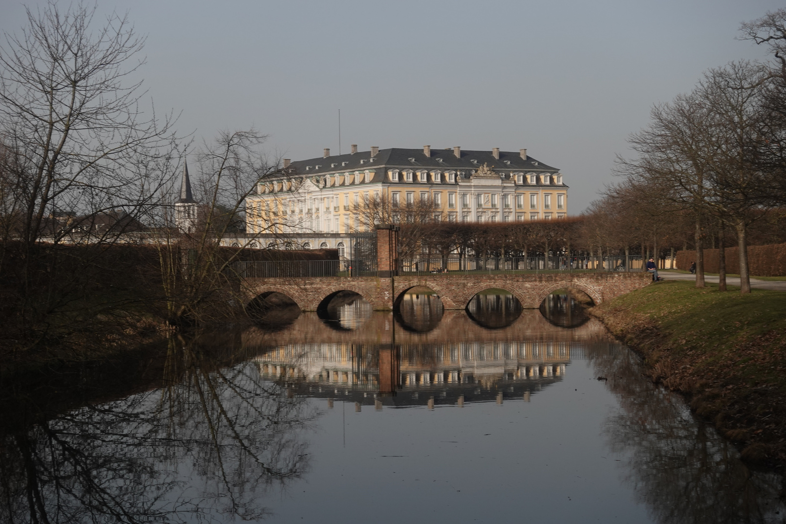 Schloss im Wasserspiegel