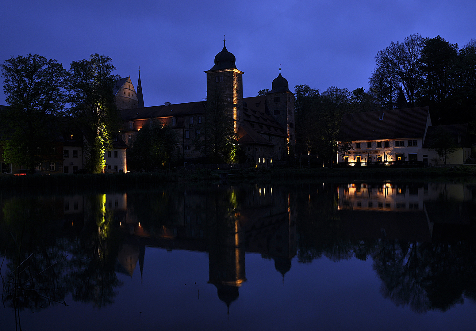 Schloß in der blauen Stunde