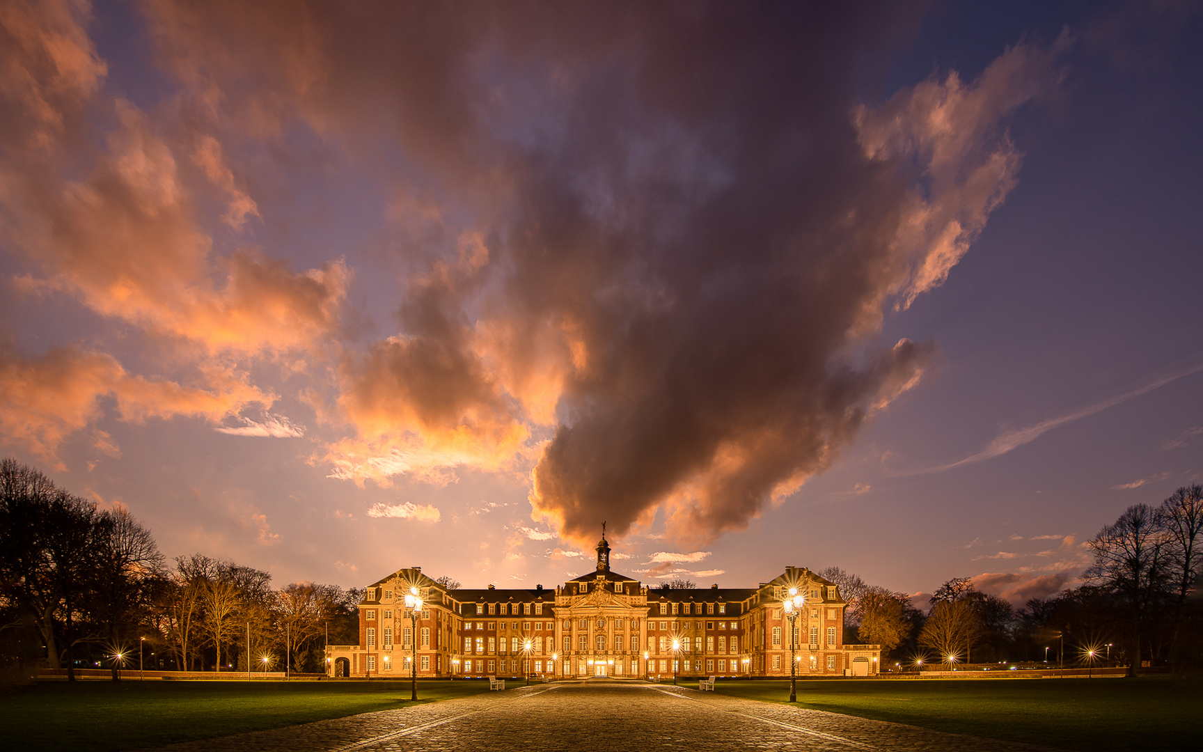 Schloss in Münster mit dramatischem Himmel