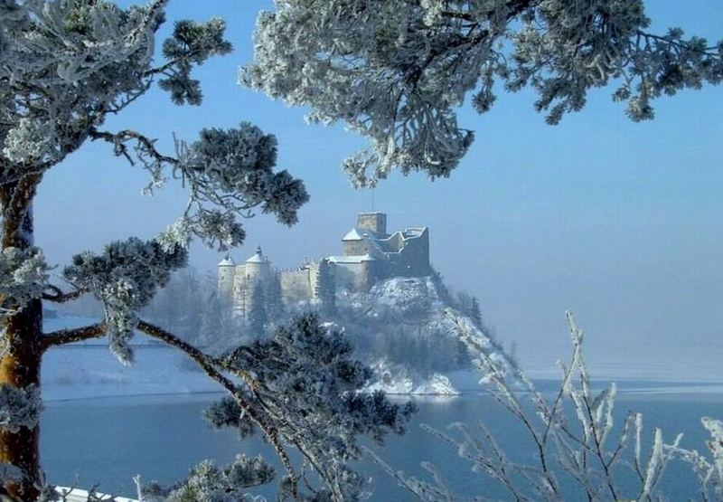 Schloss in Niedzica im Winter