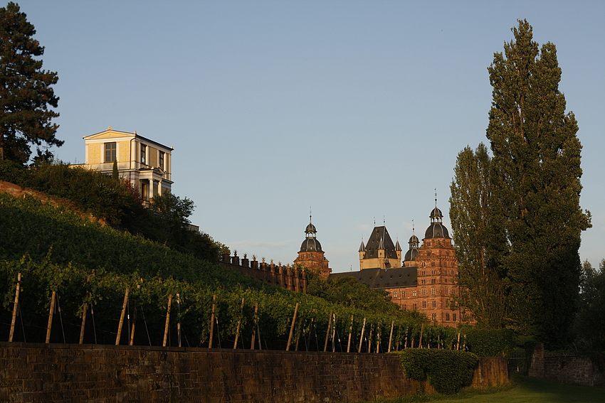 Schloss Johanisburg und Pompejanum