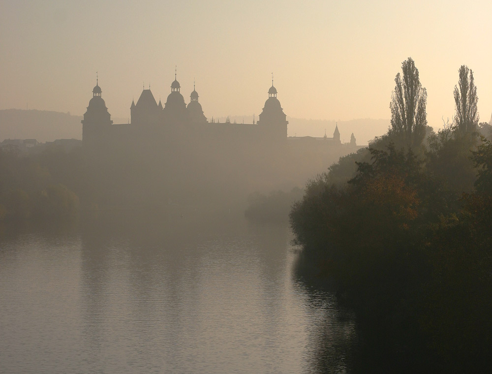 Schloss Johannisburg im Morgennebel