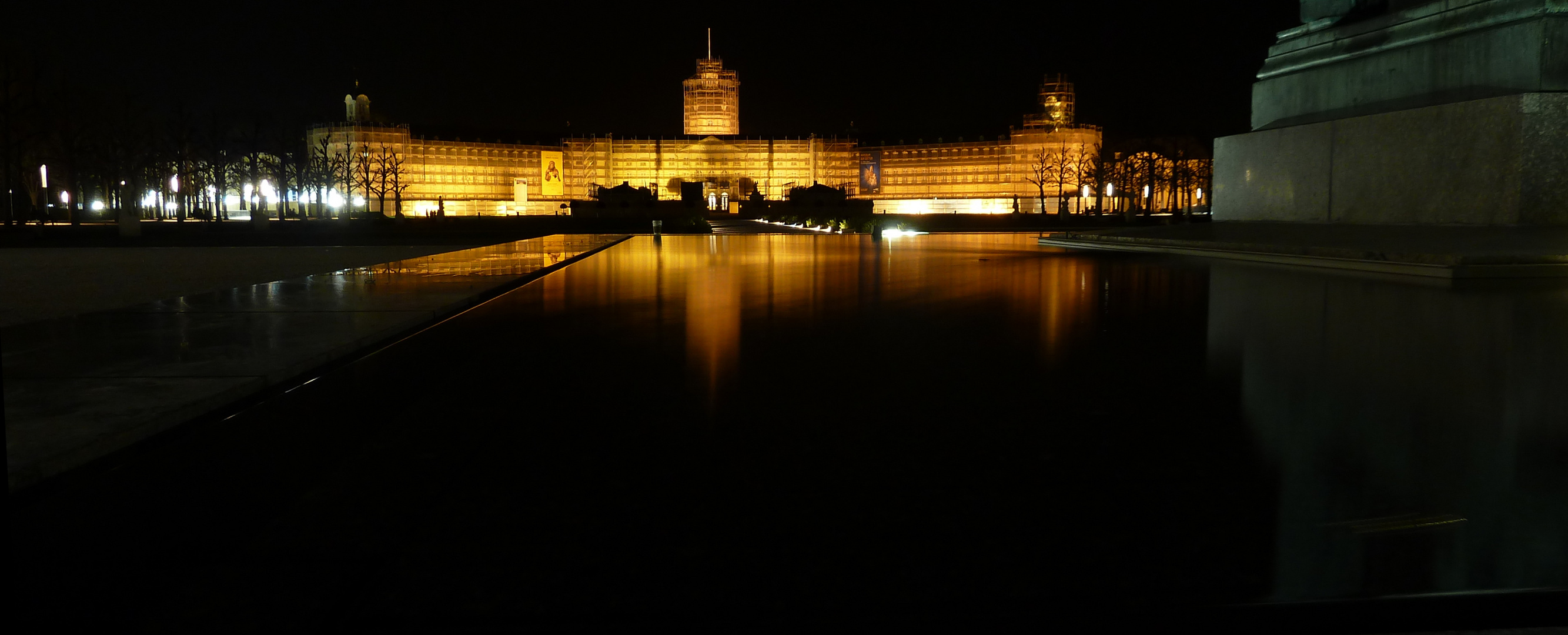 schloss karlsruhe bei nacht, spiegelung im brunnen