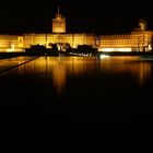 schloss karlsruhe bei nacht, spiegelung im brunnen