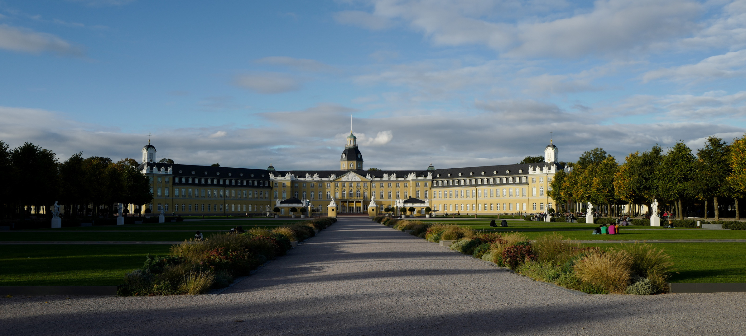 Schloss Karlsruhe im Halbschatten.