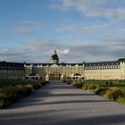 Schloss Karlsruhe im Halbschatten.