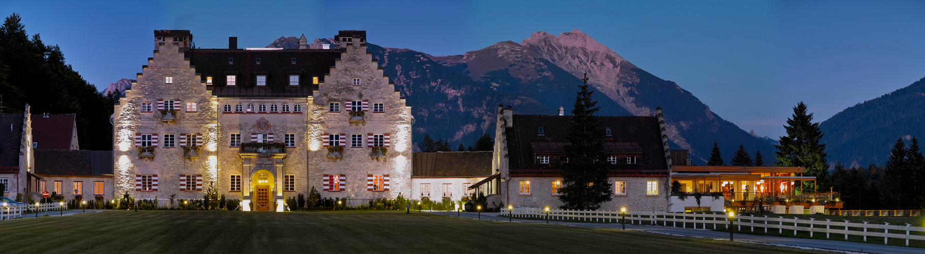 Schloss Kranzbach kurz vor der blauen Stunde