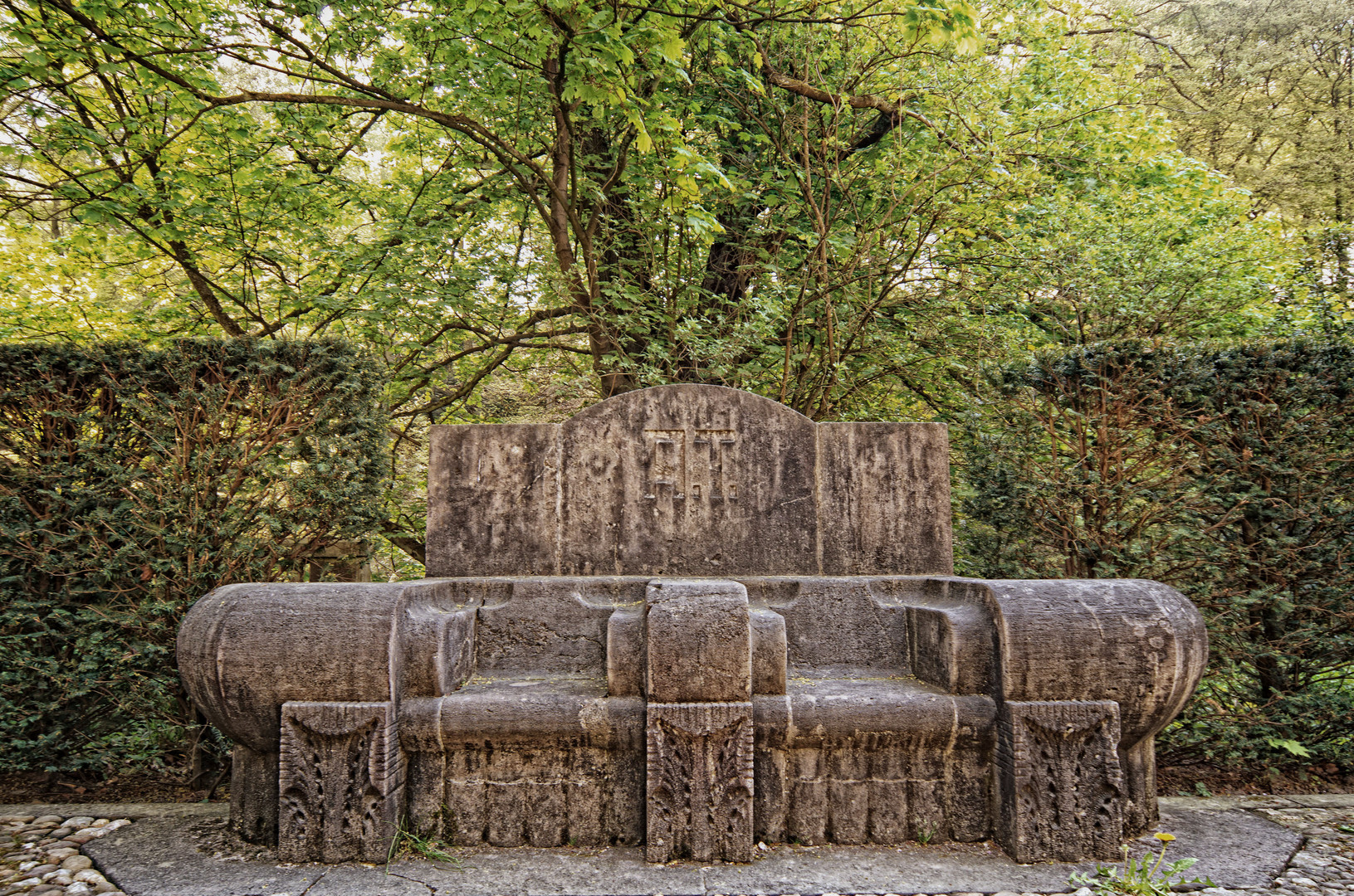 Schloß Landsberg - Sehr bequeme Sitzgelegenheit für Betonä.......