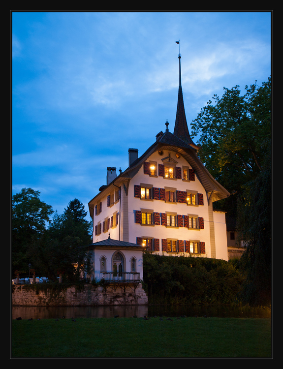 Schloss Landshut in Utzenstorf zu blauer Stunde