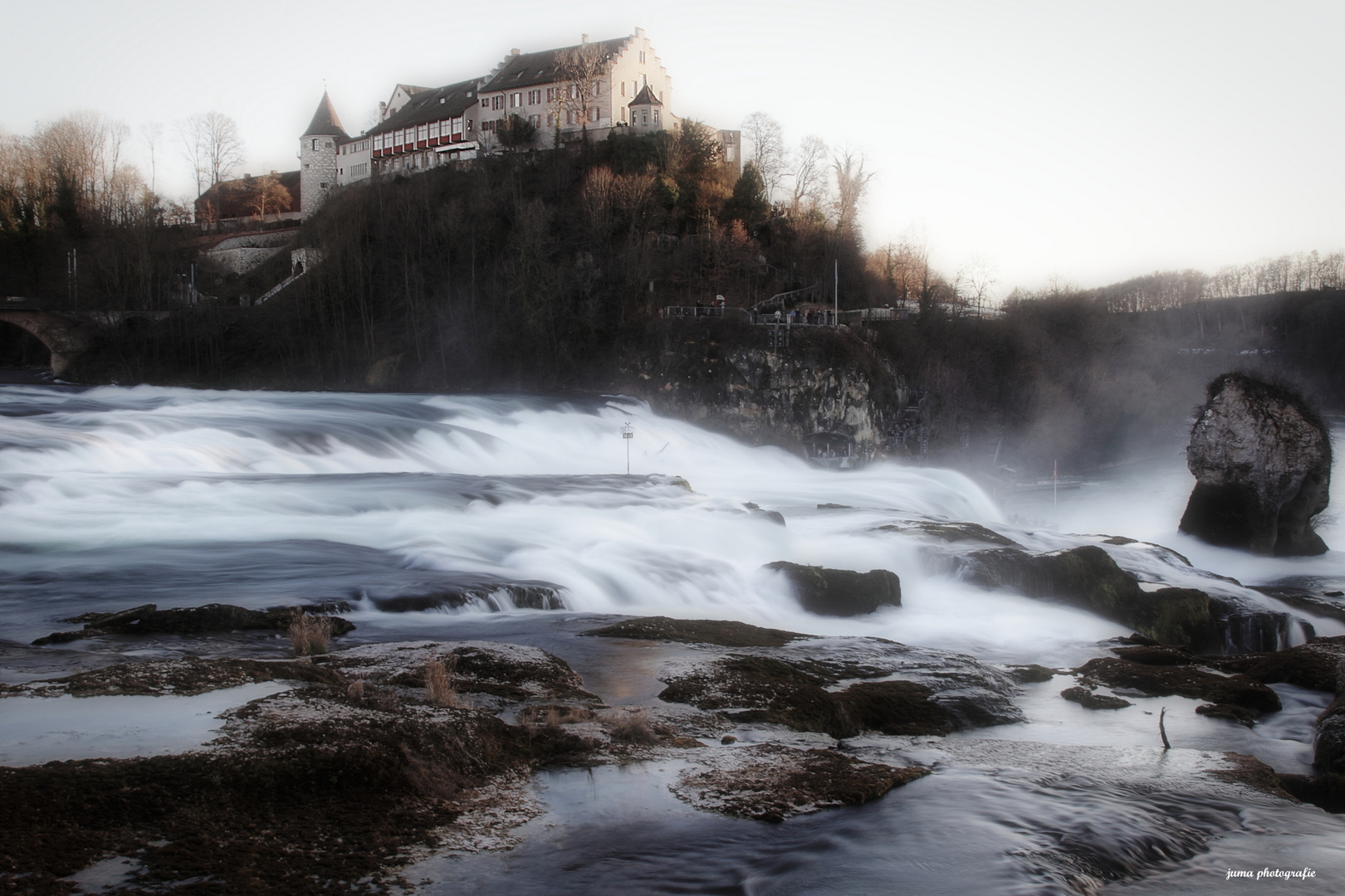 Schloss Laufen über dem Rheinwasserfall