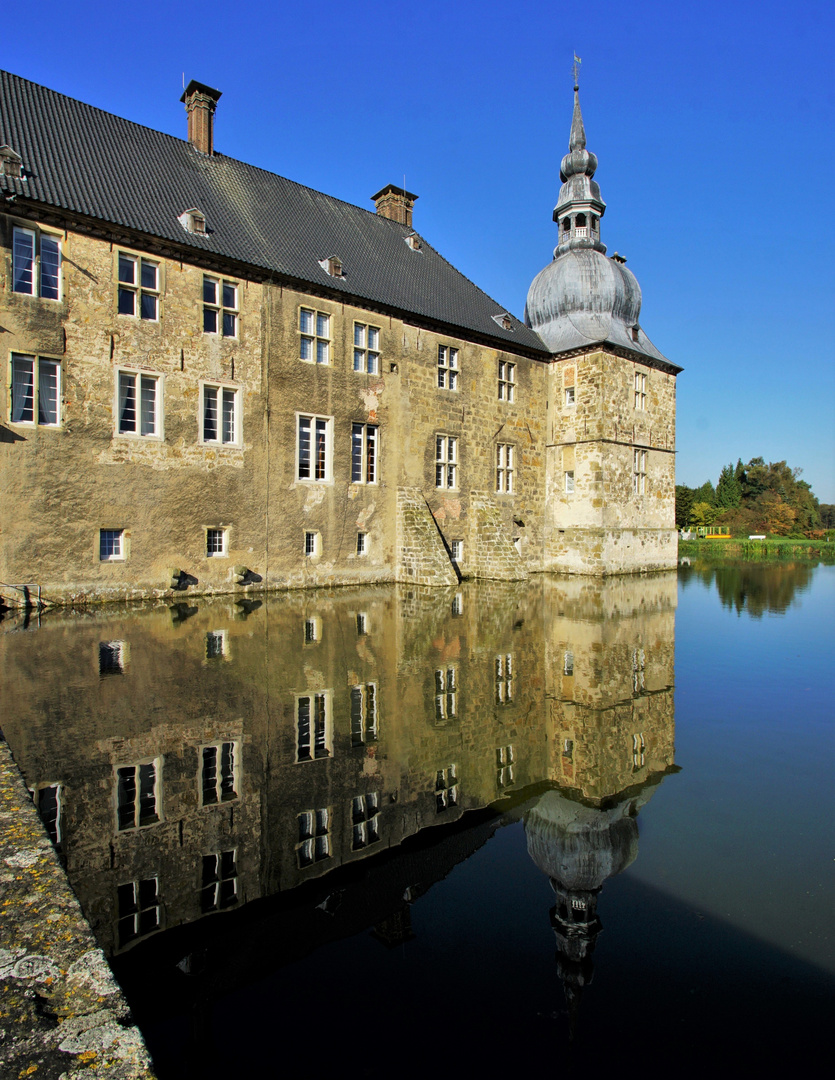 Schloss Lembeck, gespiegelt.