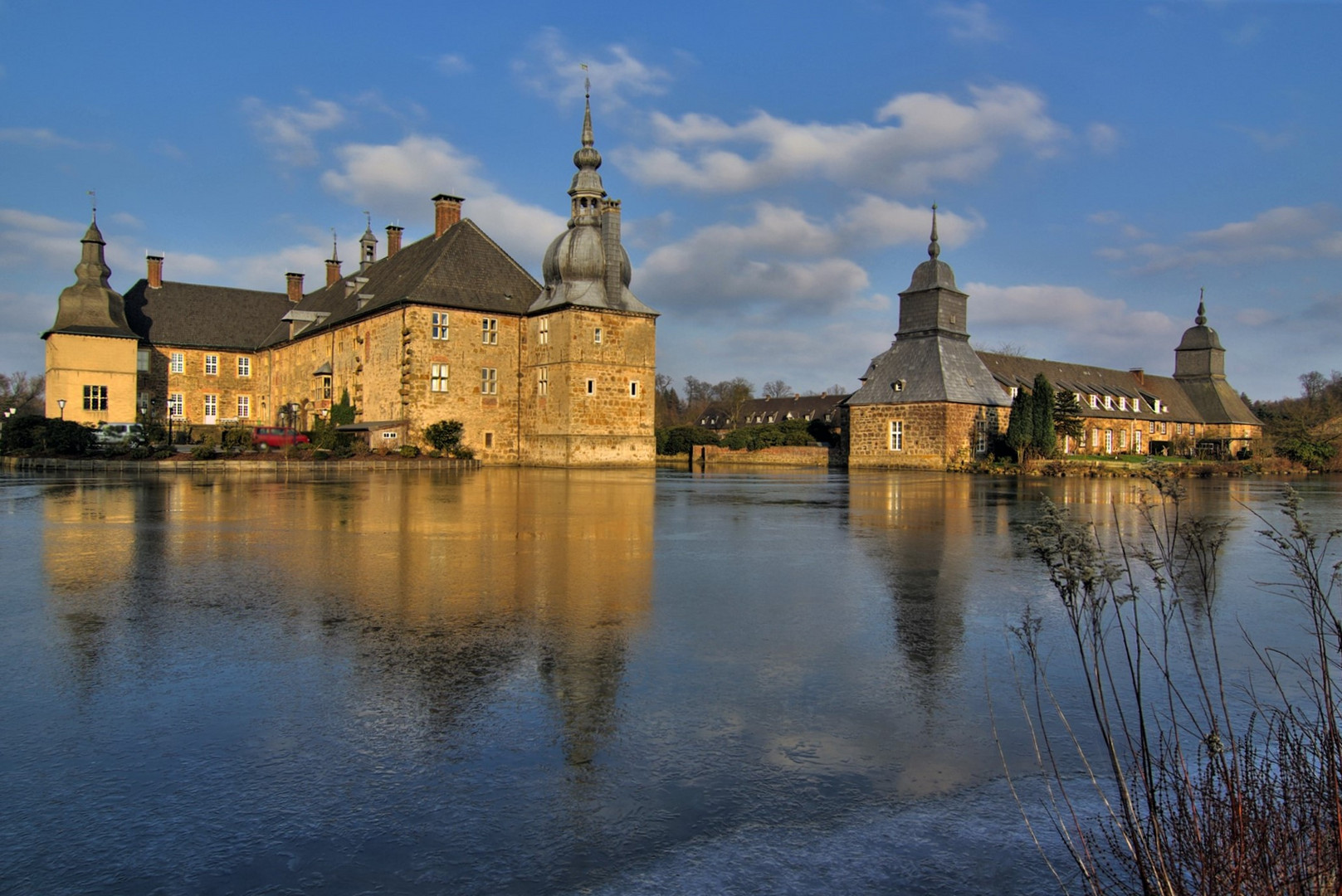 Schloß Lembeck und der vereiste Wassergraben...