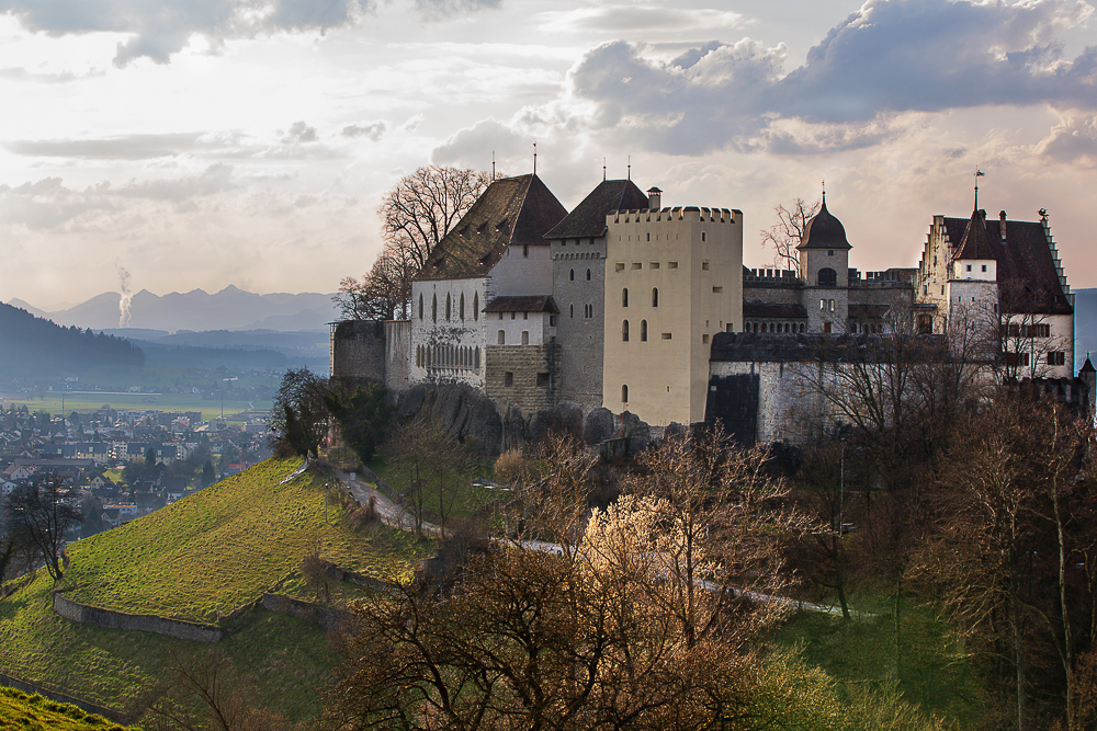 Schloss Lenzburg im Abendlicht