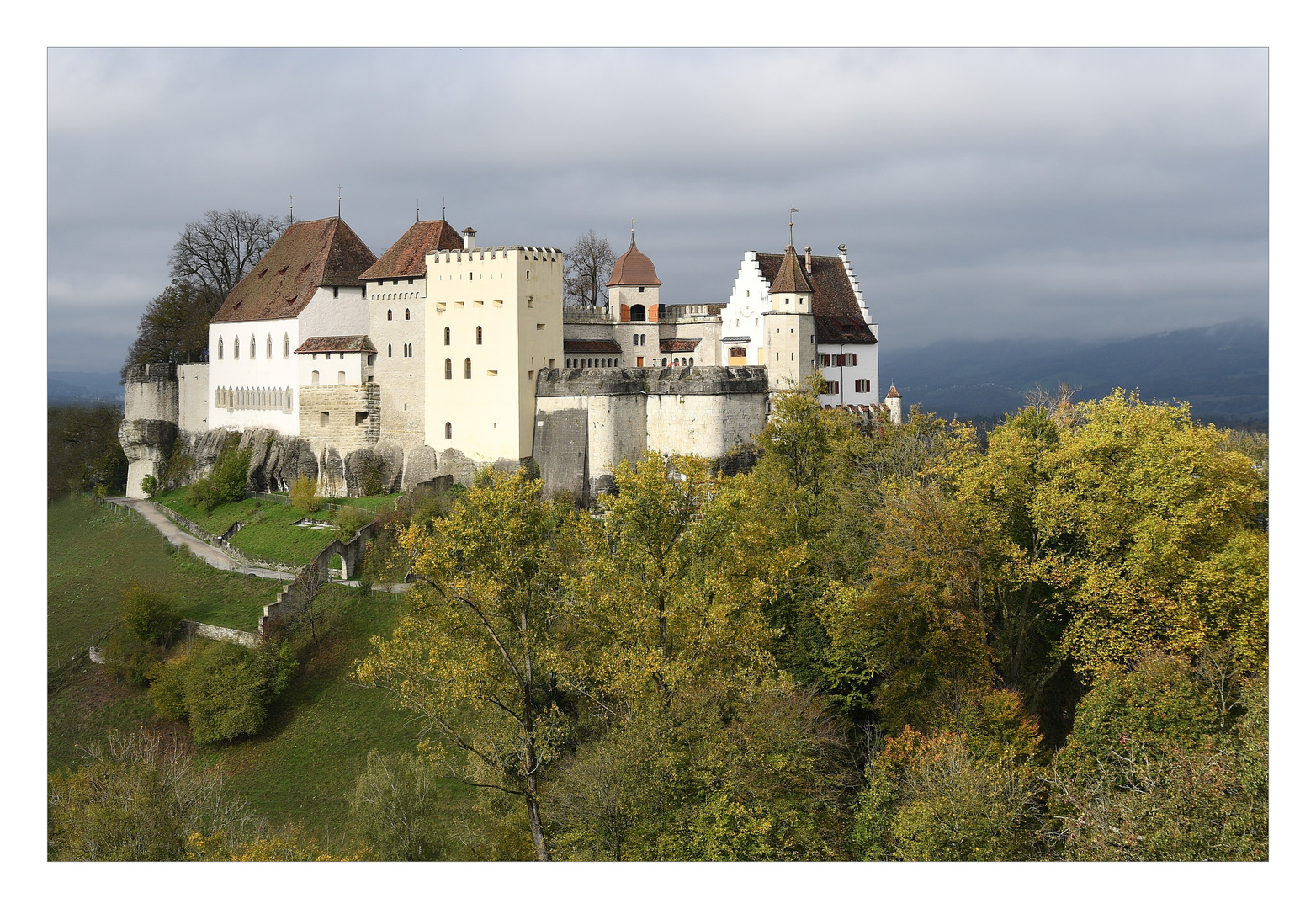 Schloss Lenzburg im Herbst.