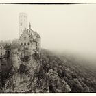 Schloss Lichtenstein im Herbstnebel