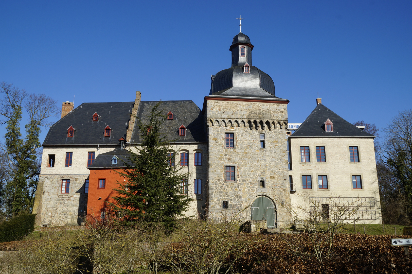 Schloß Liedberg unter blauen Himmel