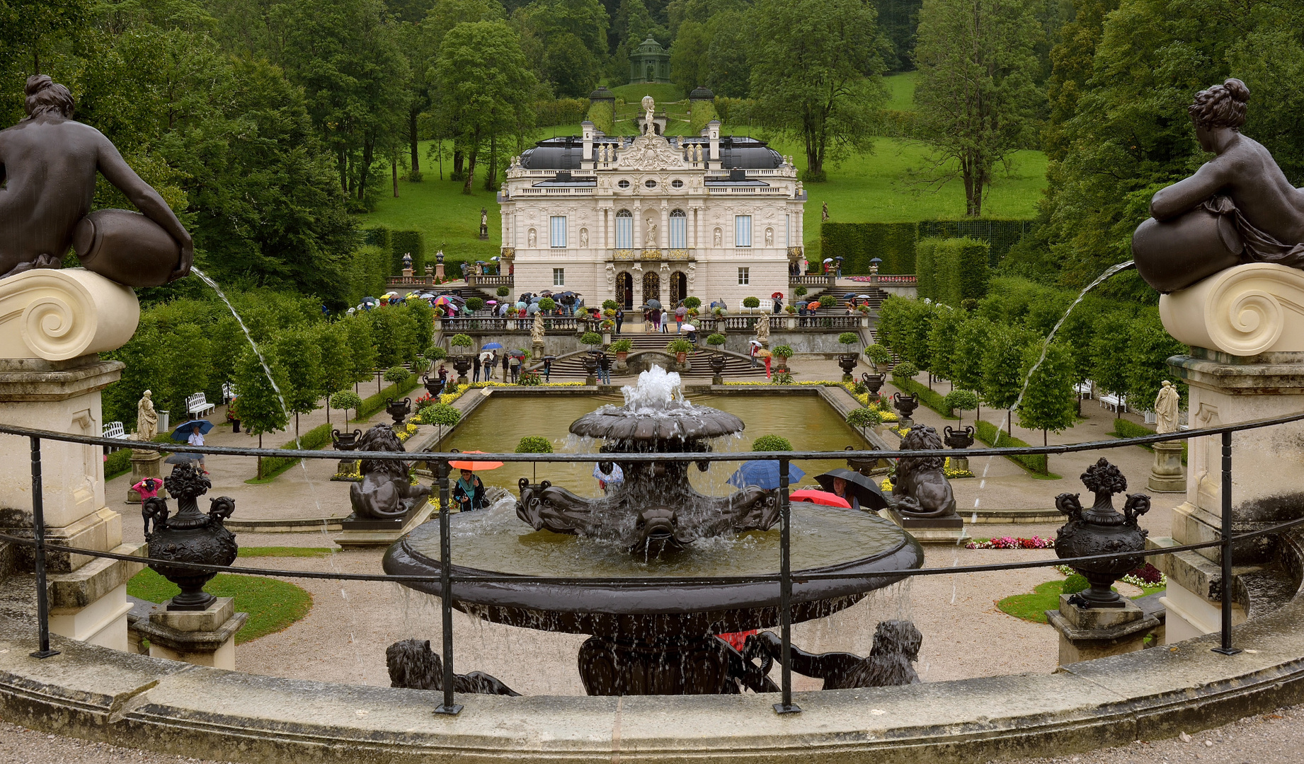 Schloss Linderhof: Das Lieblingsschloss von Ludwig II. liegt malerisch...