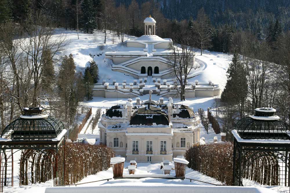 SCHLOSS LINDERHOF TIEF VERSCHNEIT 1