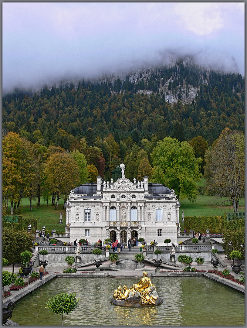 Schloss Linderhof unter einer Wolkendecke.