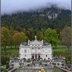 Schloss Linderhof unter einer Wolkendecke.