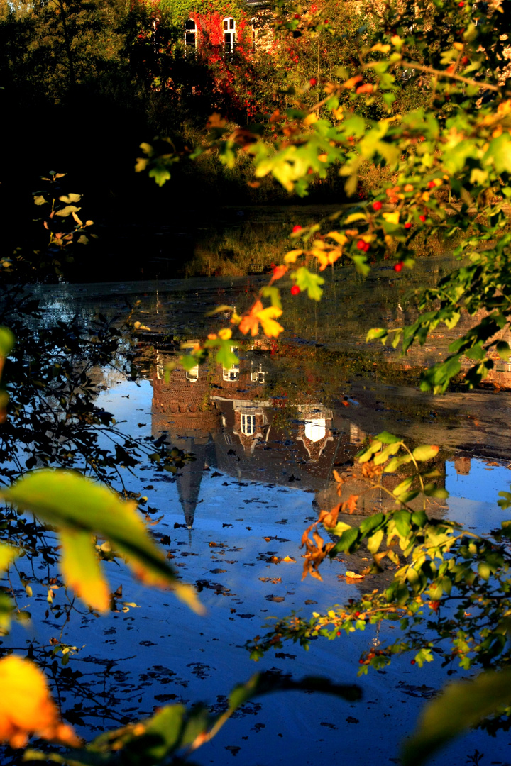 Schloss Linnepp in herbstlicher Spiegelung