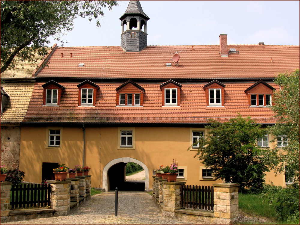 Schloss Löbischau ( ja ohne Turmspitze, SORRY !!! ) Aber mit Satellitenschüssel !.