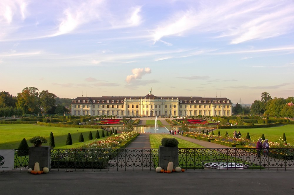 Schloss Ludwigsburg mit Schlossgarten im späten Nachmittagslicht des vergangenen Septembers