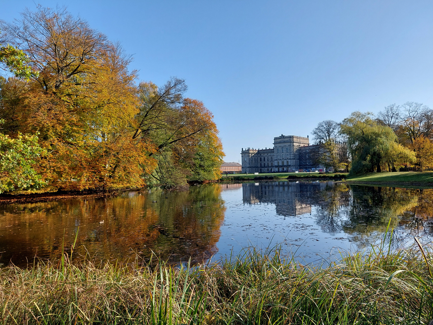 Schloß Ludwigslust im Herbst