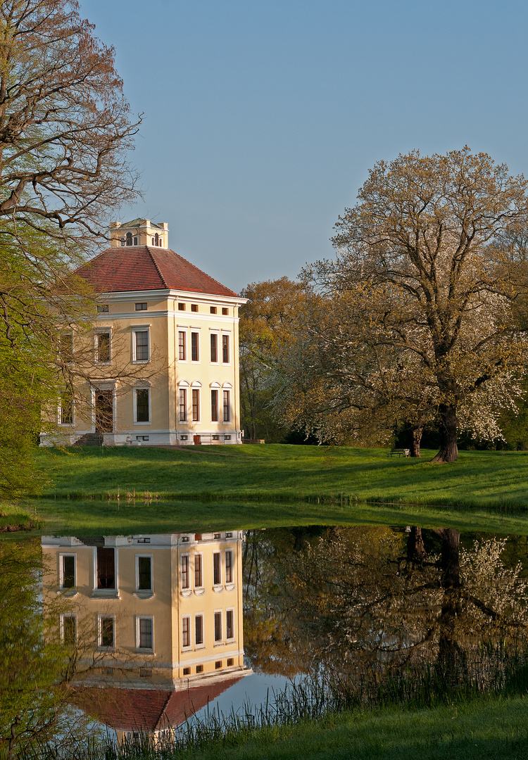 Schloß Luisium, im gleichnamigen Park