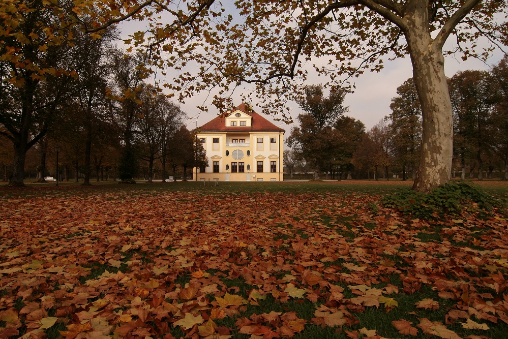 Schloß Lustheim im Herbst