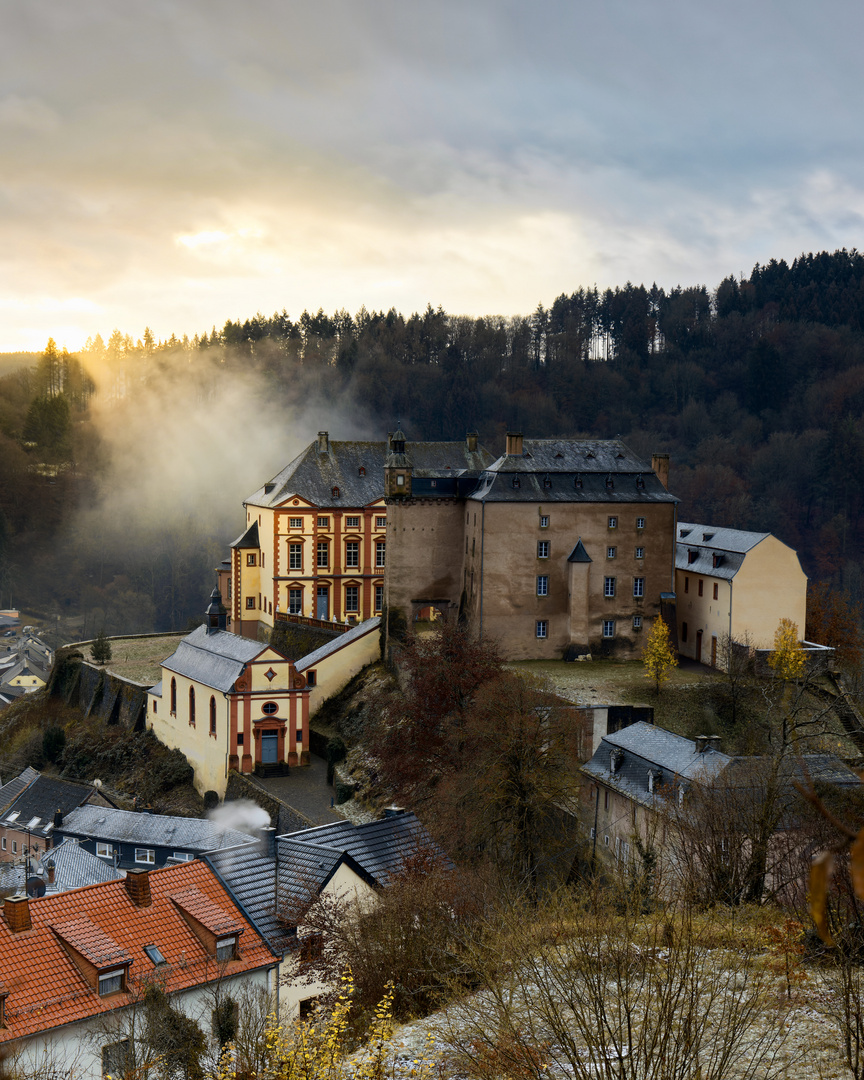 Schloss Malberg bei Sonnenaufgang. Malbergweich, 2021.