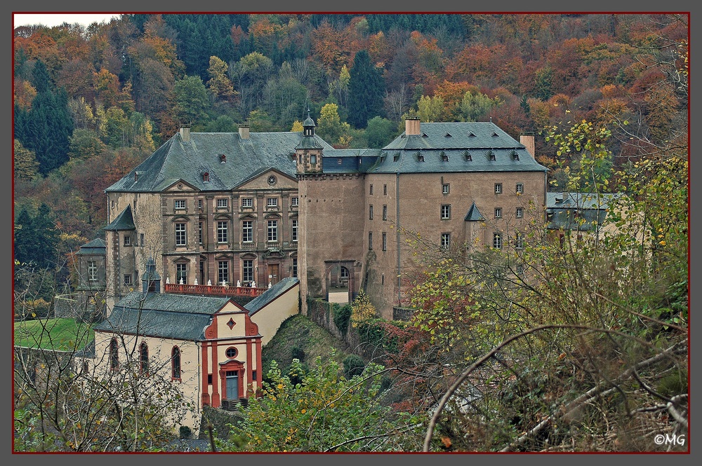 Schloss Malberg mit Schlosskapelle in der Eifel...