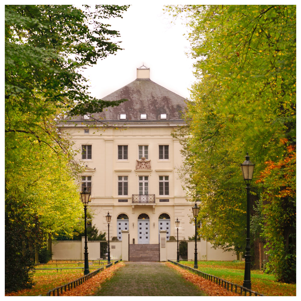 Schloß Mickeln im Herbst