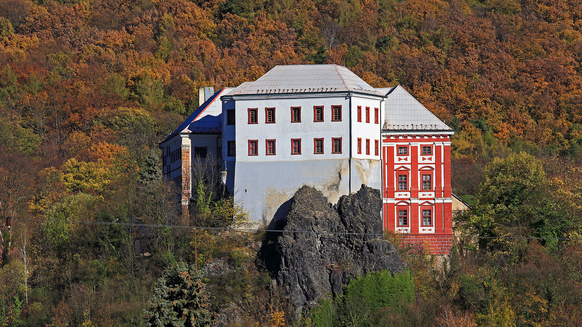Schloss Milesov im Goldenen Herbst am Fuße des Milesovka...