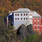 Schloss Milesov im Goldenen Herbst am Fuße des Milesovka...