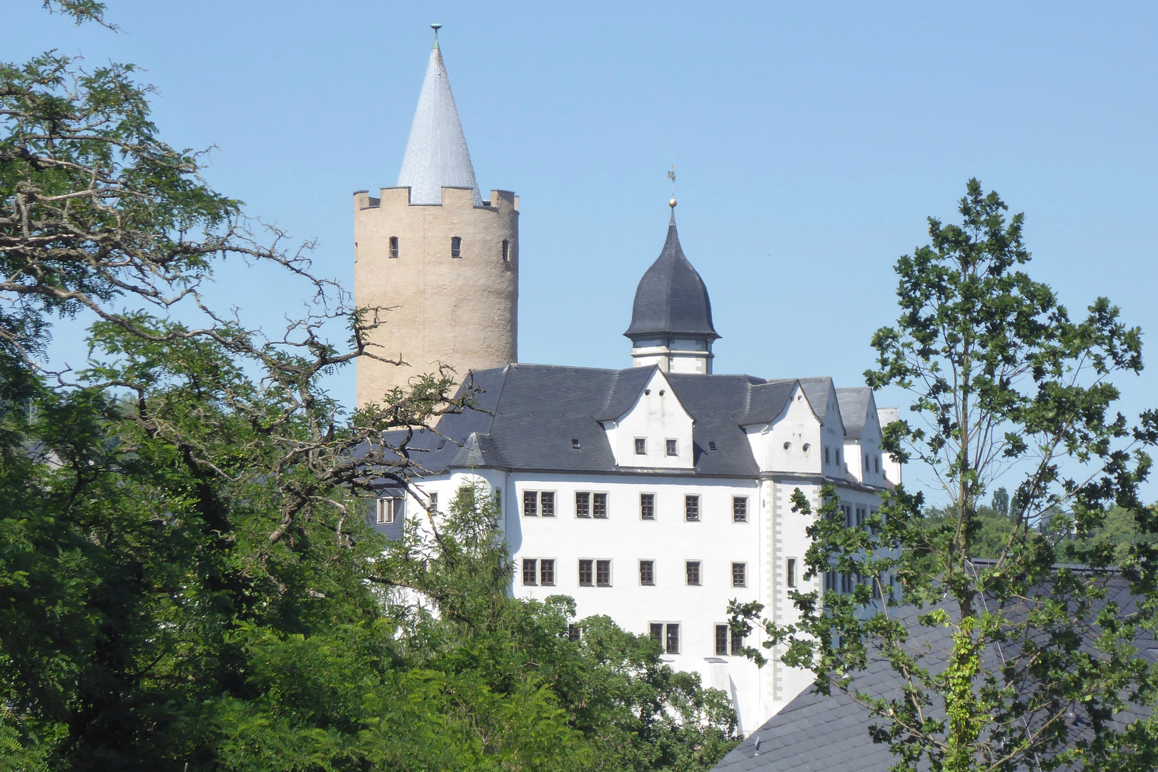 Schloss mit dickem Turm