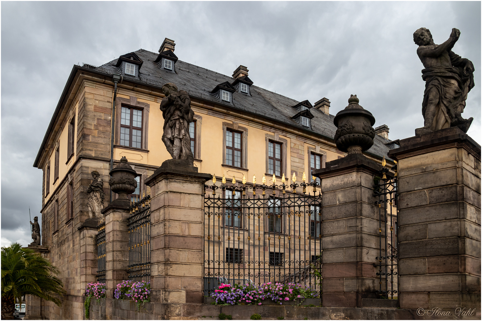 Schloss mit Figuren