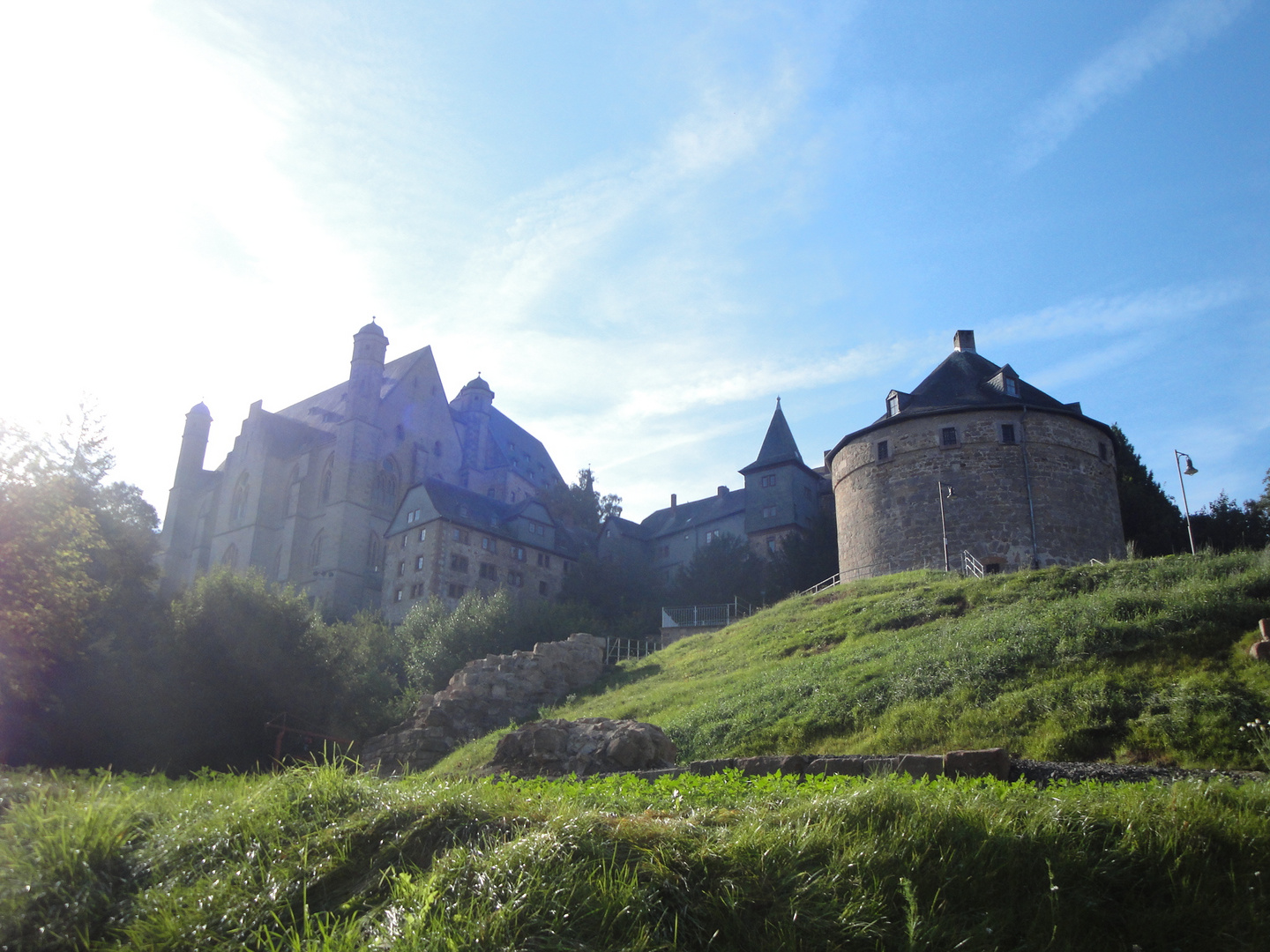 Schloss mit Hexenturm im Sommer