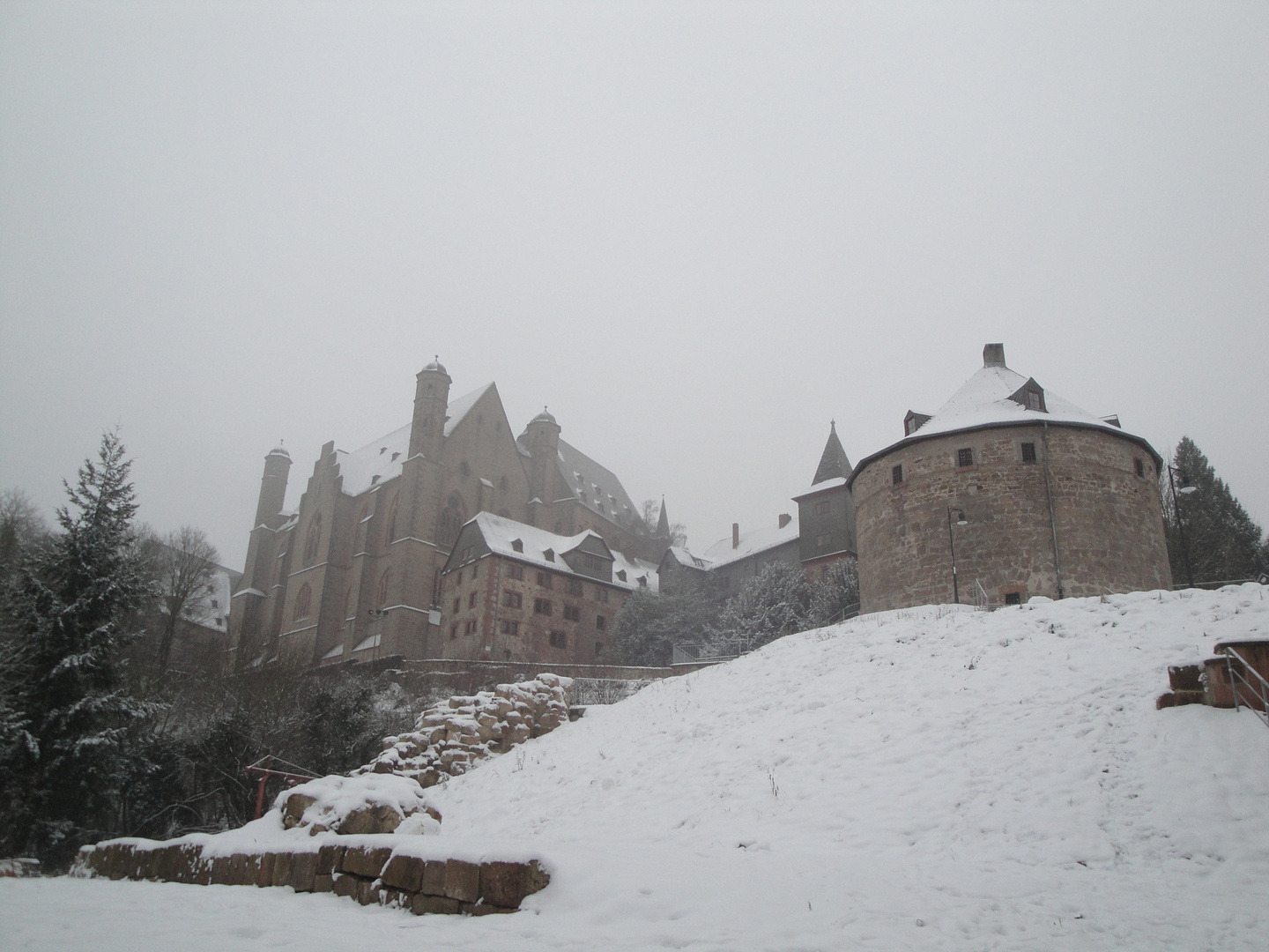 Schloss mit Hexenturm im Winter