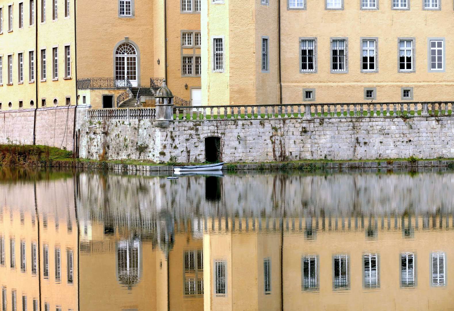 Schloss mit Kahn