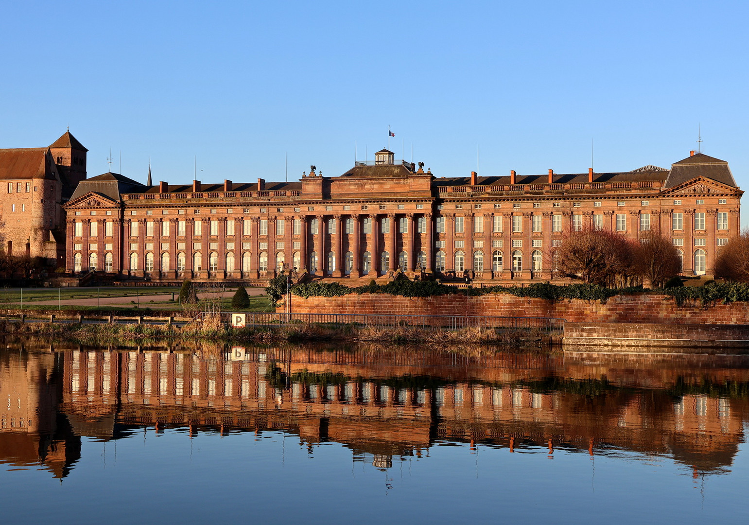 Schloss mit montagsblauer Spiegelung. 