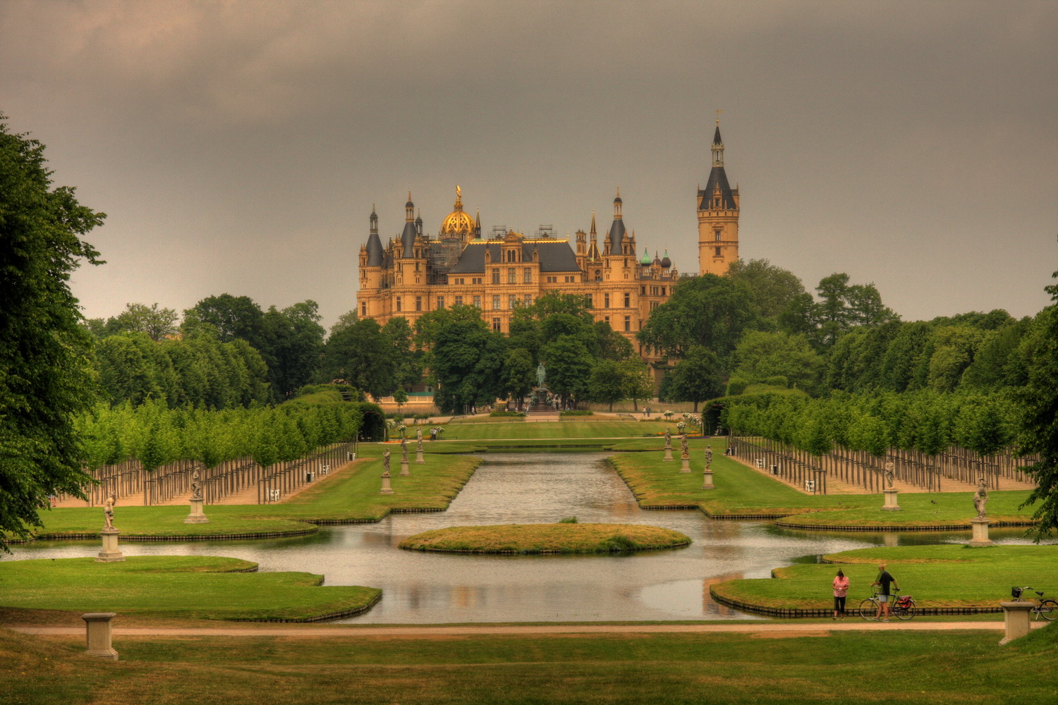 Schloss mit Vorgarten