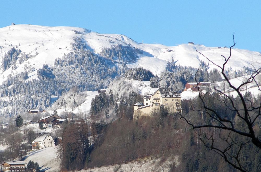 Schloß Mittersill dahinter das Schigebiet Resterhöhe