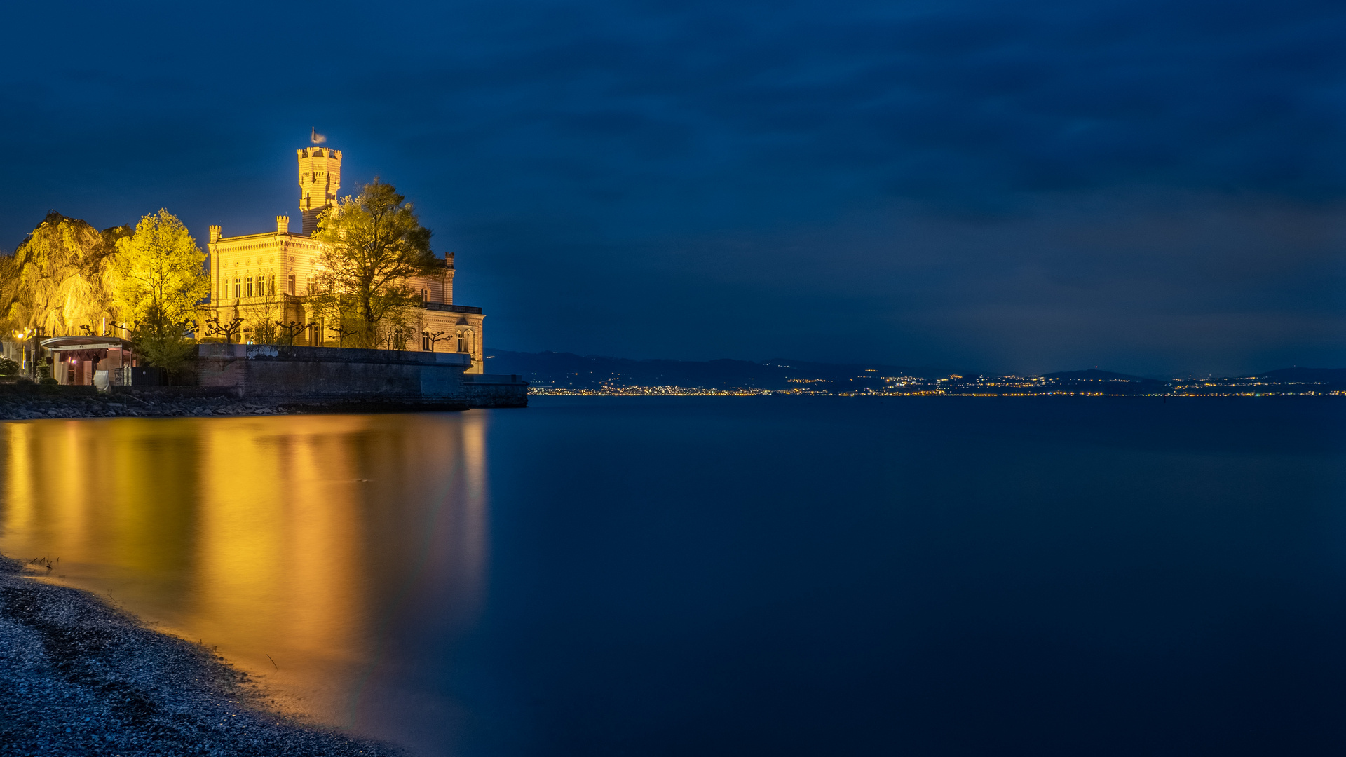 Schloss Montfort am Bodensee zur Blauen Stunde