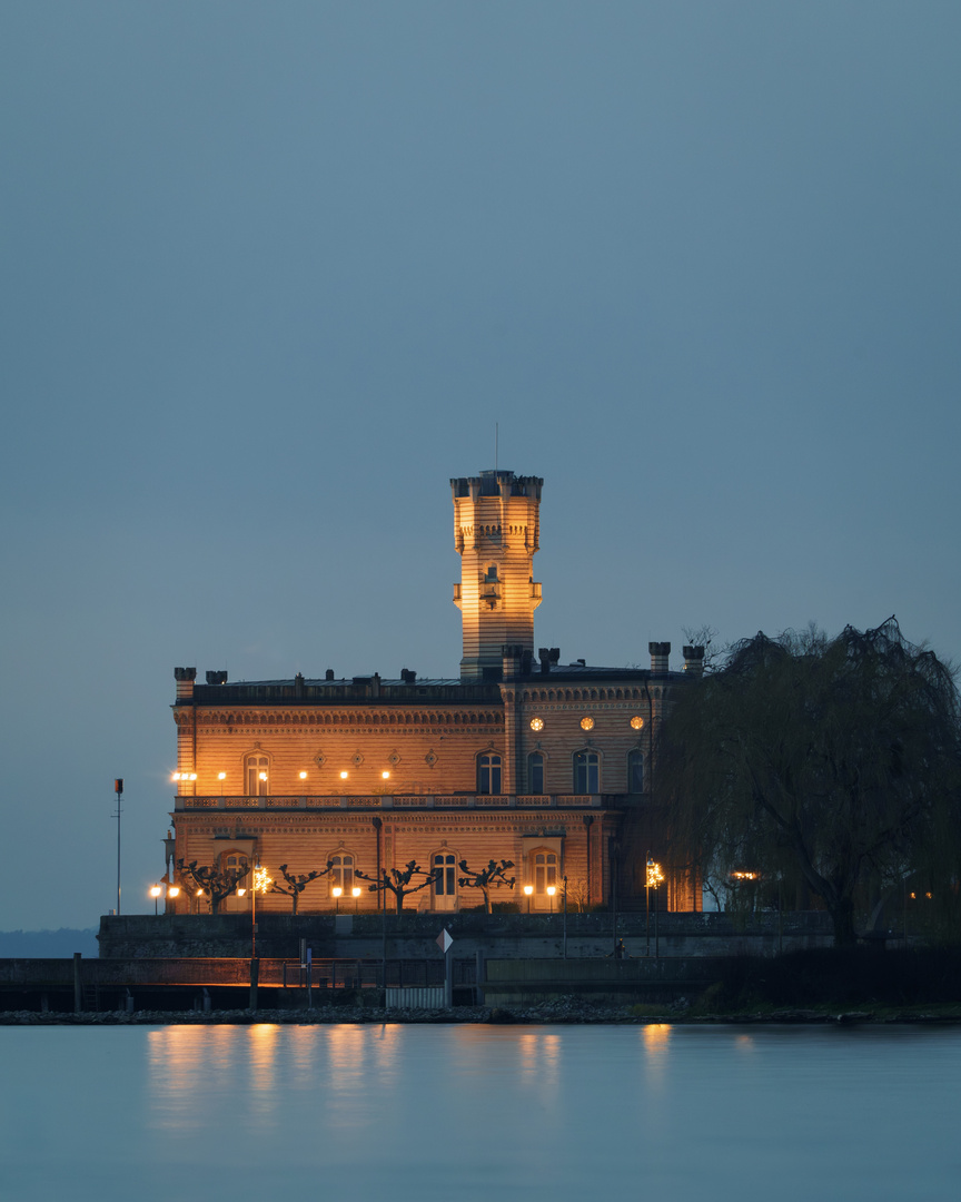 Schloss Montfort in Langenargen in der Abenddämmerung 