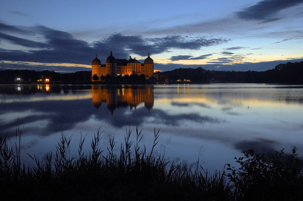 Schloss Moritzburg bei Einbruch der Nacht