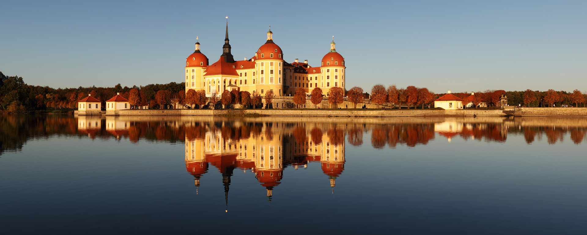 Schloss Moritzburg im herbstlichen Abendlicht 