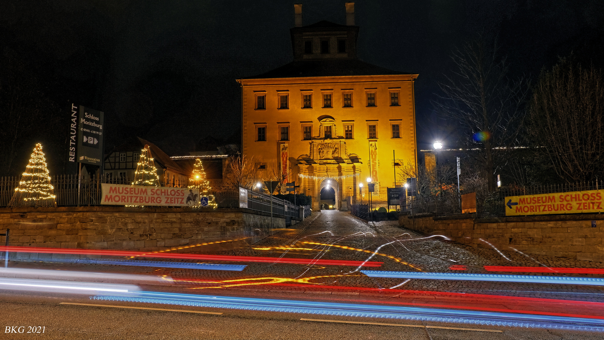 Schloss Moritzburg mit abendlichen Lichtspuren